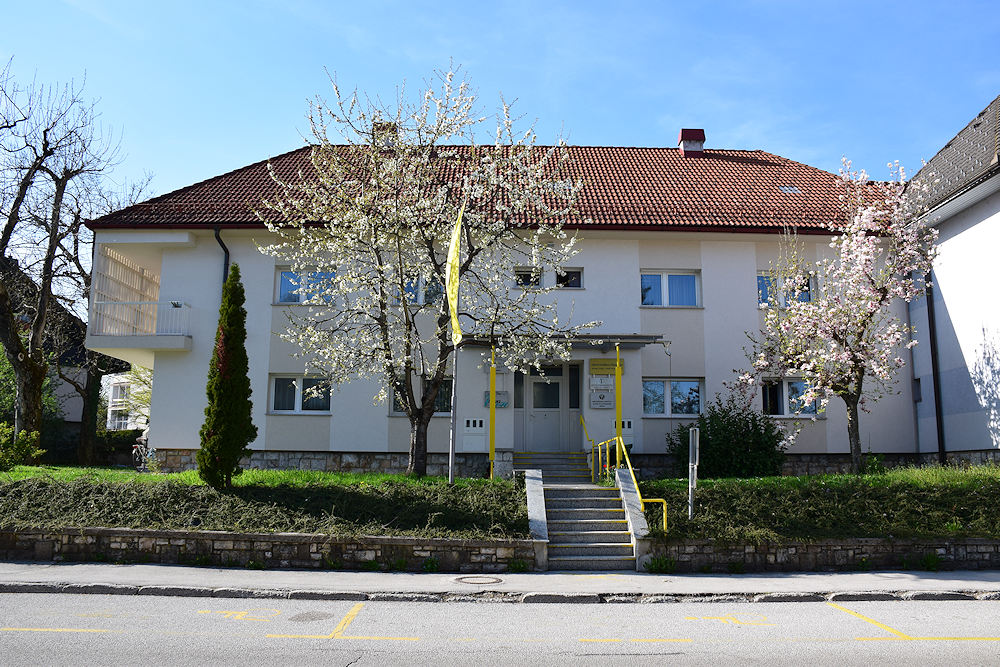 Stavba društva z zastavo